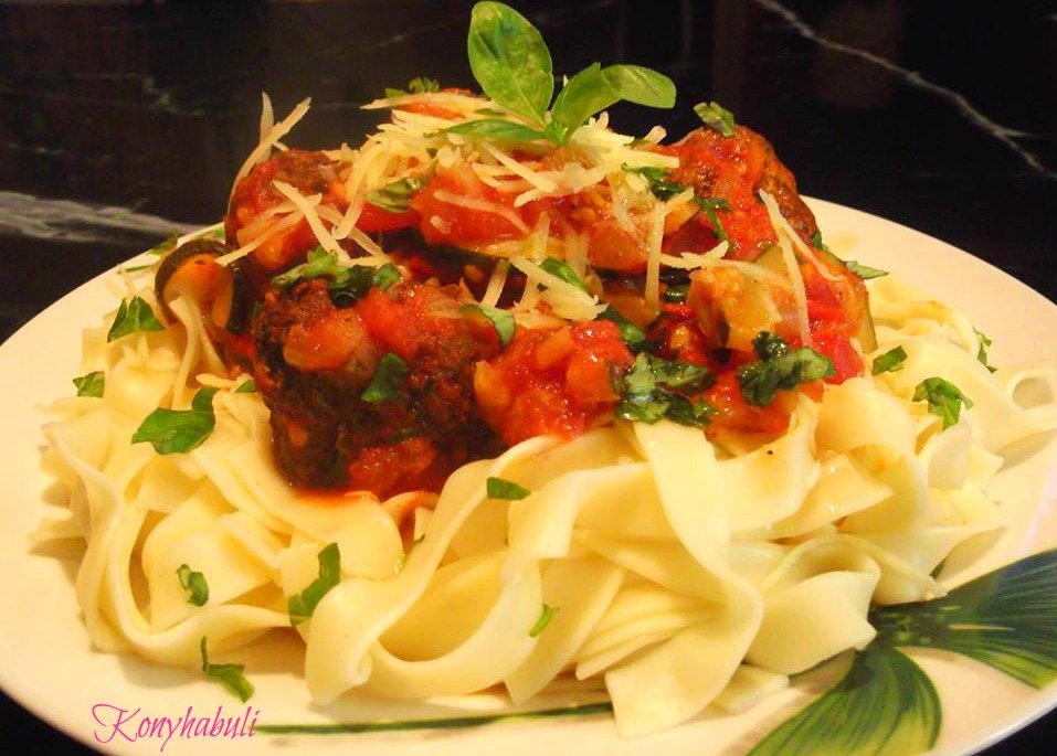 cukkinis paradicsomos mártás húsgombóccal